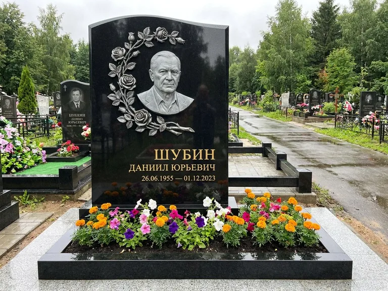 Памятник с барельефом — выполненная работа 34 в Краснодаре