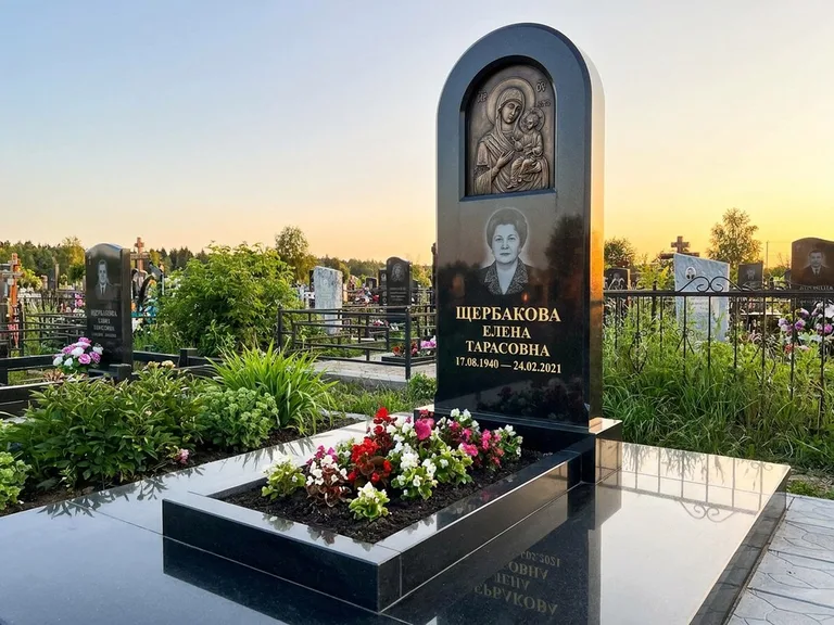 Памятник с барельефом — выполненная работа 35 в Краснодаре