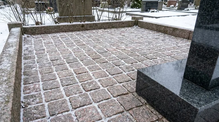 Мощение участка серой гранитной плиткой с цоколем, образец ПМ004 в Краснодаре