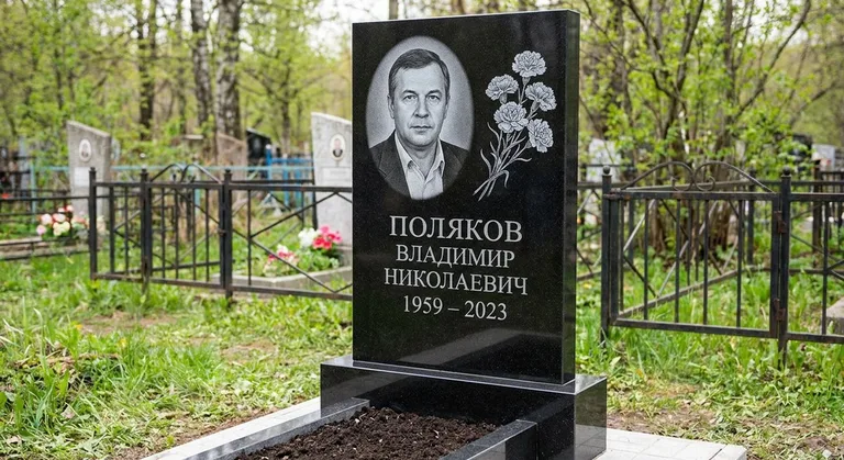 Памятник с гравировкой гвоздик — выполненная работа «Поляков» в Краснодаре