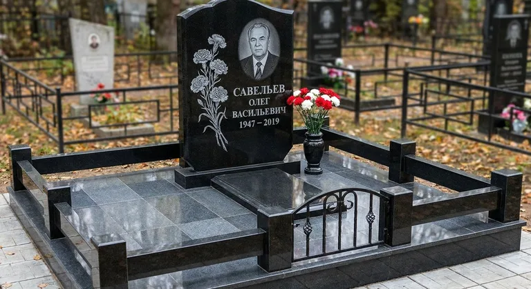 Памятник с гравировкой гвоздик — выполненная работа «Савельев» в Краснодаре