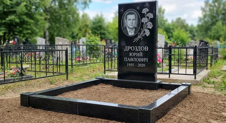 Памятник с гравировкой гвоздик — выполненная работа «Дроздов» в Краснодаре