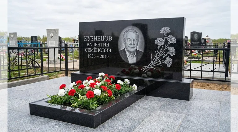 Памятник с гравировкой гвоздик — выполненная работа «Кузнецов» в Краснодаре