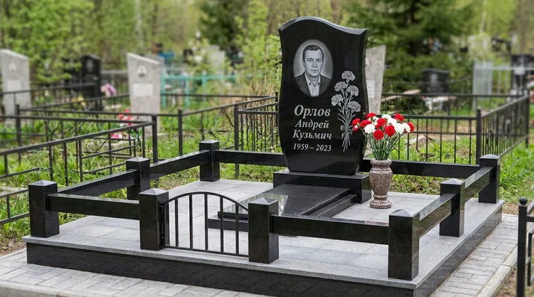Памятник с гравировкой гвоздик — выполненная работа «Орлов» в Краснодаре