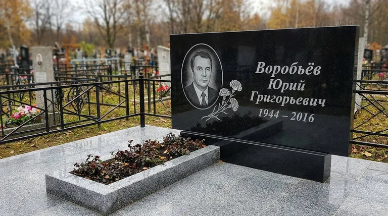Памятник с гравировкой гвоздик — выполненная работа «Воробьёв» в Краснодаре