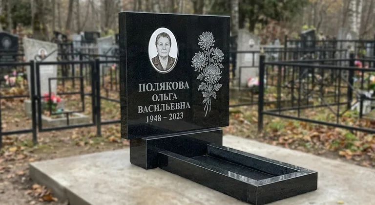 Памятник с гравировкой хризантем — выполненная работа «Полякова» в Краснодаре