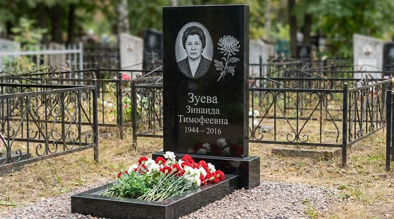 Памятник с гравировкой хризантем — выполненная работа «Зуева» в Краснодаре
