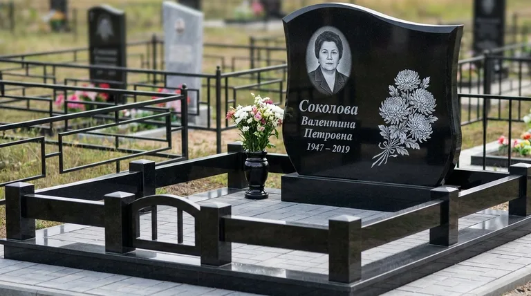Памятник с гравировкой хризантем — выполненная работа «Соколова» в Краснодаре