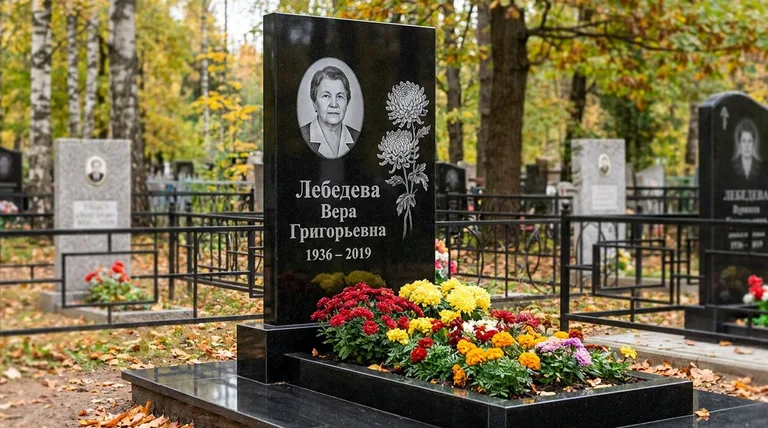 Памятник с гравировкой хризантем — выполненная работа «Лебедева» в Краснодаре