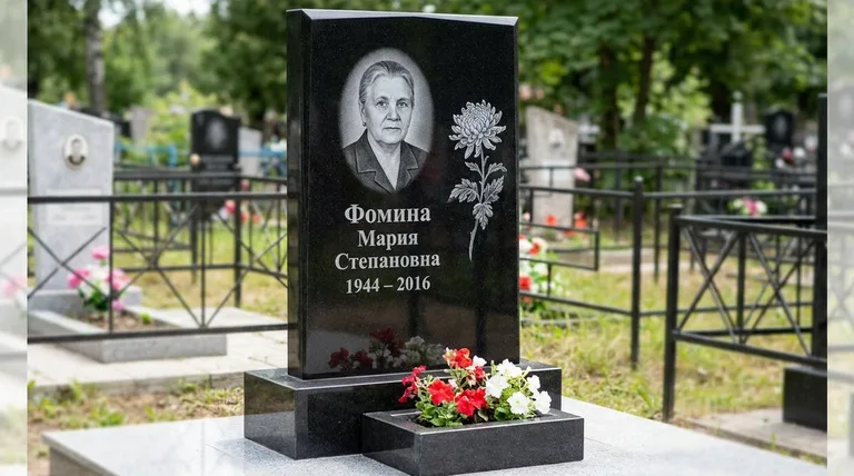 Памятник с гравировкой хризантем — выполненная работа «Фомина» в Краснодаре