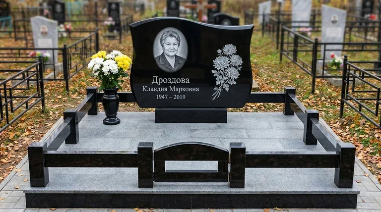 Памятник с гравировкой хризантем — выполненная работа «Дроздова» в Краснодаре