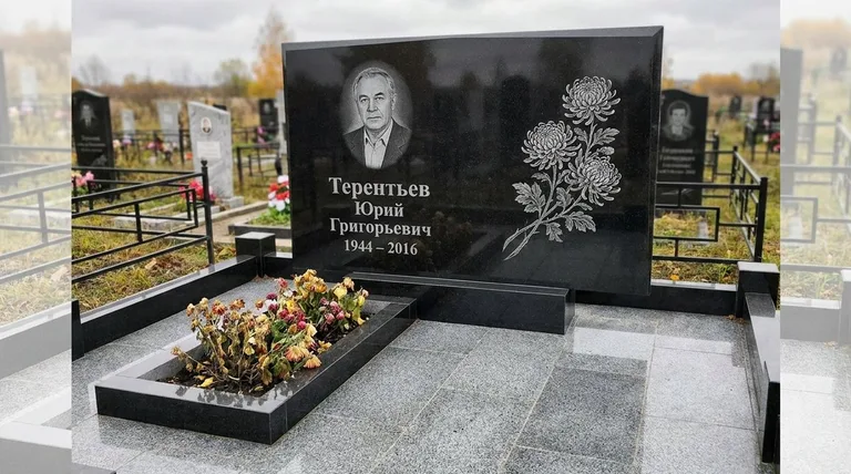 Памятник с гравировкой хризантем — выполненная работа «Терентьев» в Краснодаре