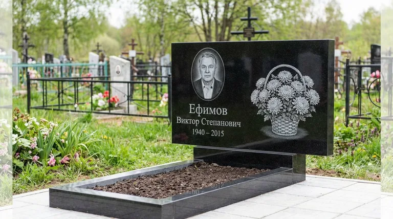 Памятник с гравировкой хризантем — выполненная работа «Ефимов» в Краснодаре