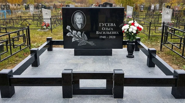Памятник с гравировкой калл — выполненная работа «Гусева» в Краснодаре