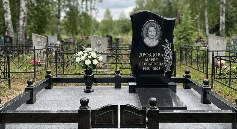 Памятник с гравировкой ландышей — выполненная работа «Дроздова» в Краснодаре