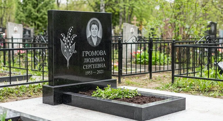 Памятник с гравировкой ландышей — выполненная работа «Громова» в Краснодаре