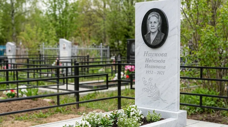 Памятник с гравировкой ландышей — выполненная работа «Наумова» в Краснодаре
