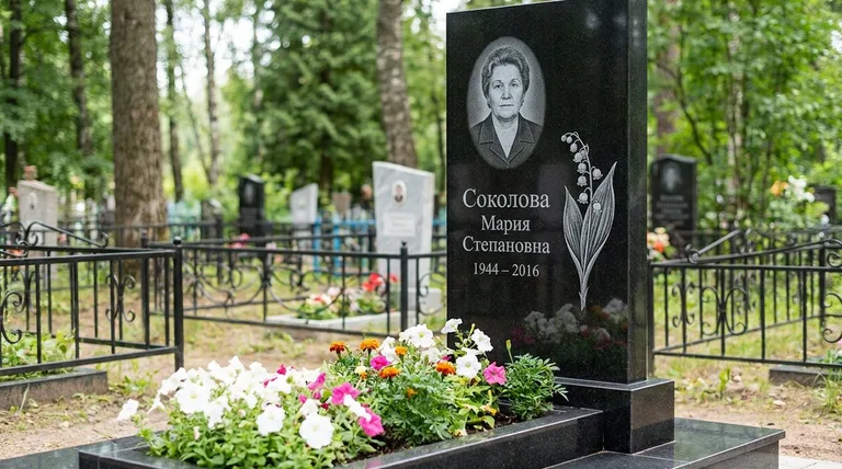Памятник с гравировкой ландышей — выполненная работа «Соколова» в Краснодаре