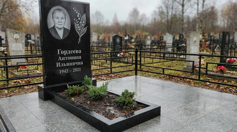 Памятник с гравировкой ландышей — выполненная работа «Гордеева» в Краснодаре