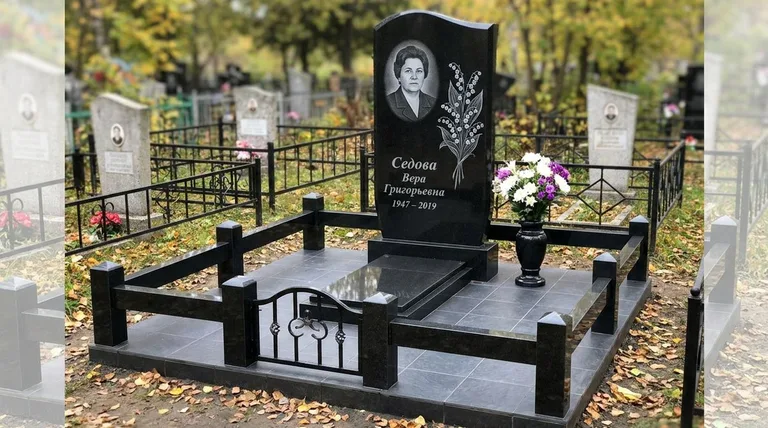 Памятник с гравировкой ландышей — выполненная работа «Седова» в Краснодаре