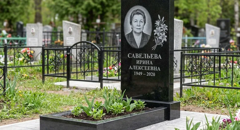 Памятник с гравировкой лилий — выполненная работа «Савельева» в Краснодаре