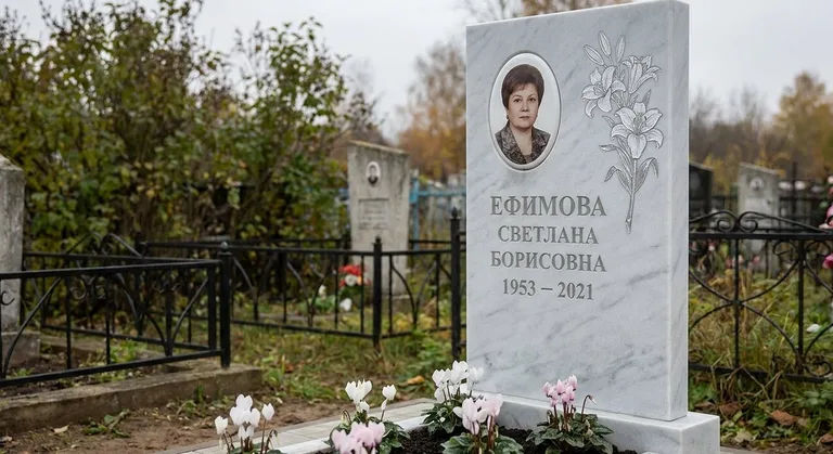Памятник с гравировкой лилий — выполненная работа «Ефимова» в Краснодаре