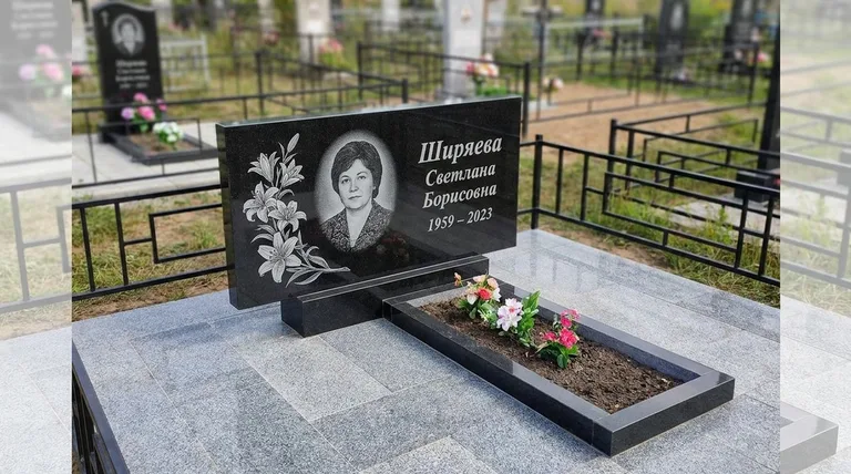 Памятник с гравировкой лилий — выполненная работа «Ширяева» в Краснодаре