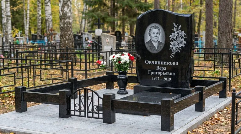 Памятник с гравировкой лилий — выполненная работа «Овчинникова» в Краснодаре