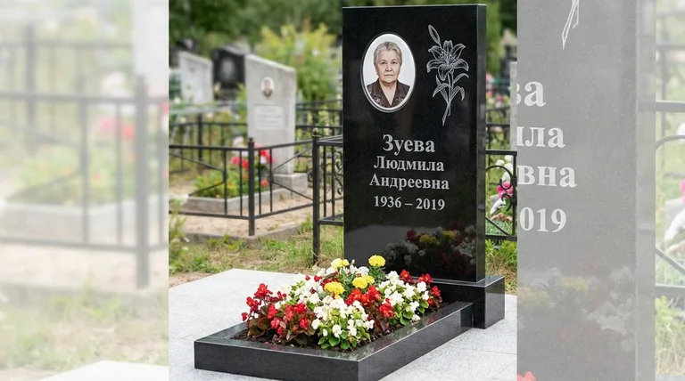 Памятник с гравировкой лилий — выполненная работа «Зуева» в Краснодаре