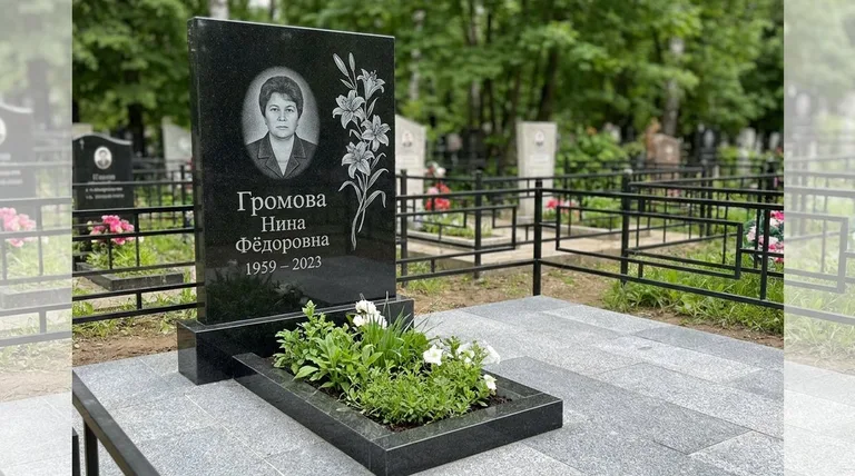 Памятник с гравировкой лилий — выполненная работа «Громова» в Краснодаре