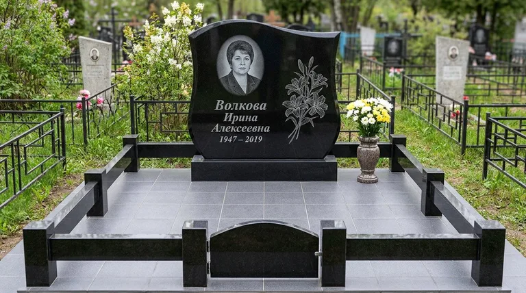 Памятник с гравировкой лилий — выполненная работа «Волкова» в Краснодаре