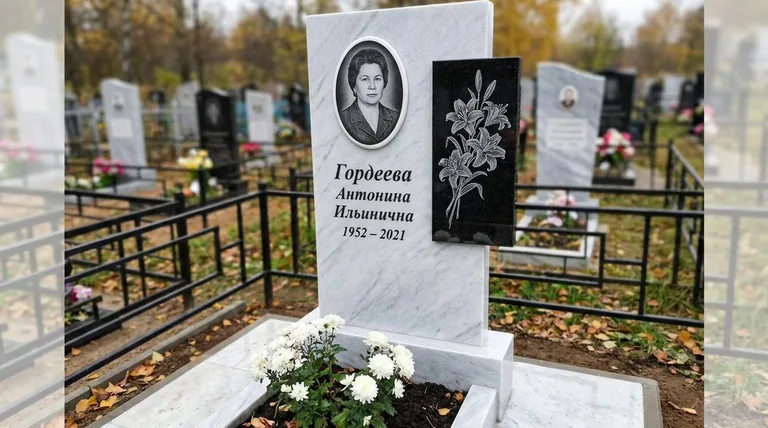 Памятник с гравировкой лилий — выполненная работа «Гордеева» в Краснодаре