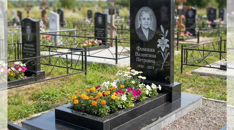 Памятник с гравировкой лилий — выполненная работа «Фомина» в Краснодаре