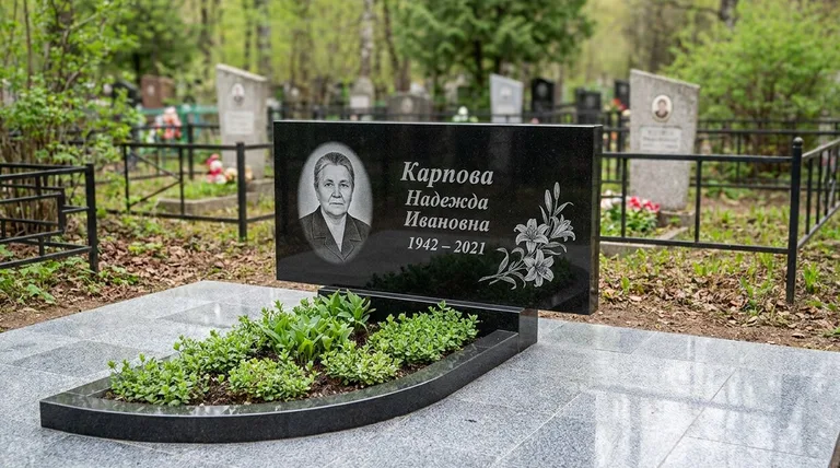 Памятник с гравировкой лилий — выполненная работа «Карпова» в Краснодаре