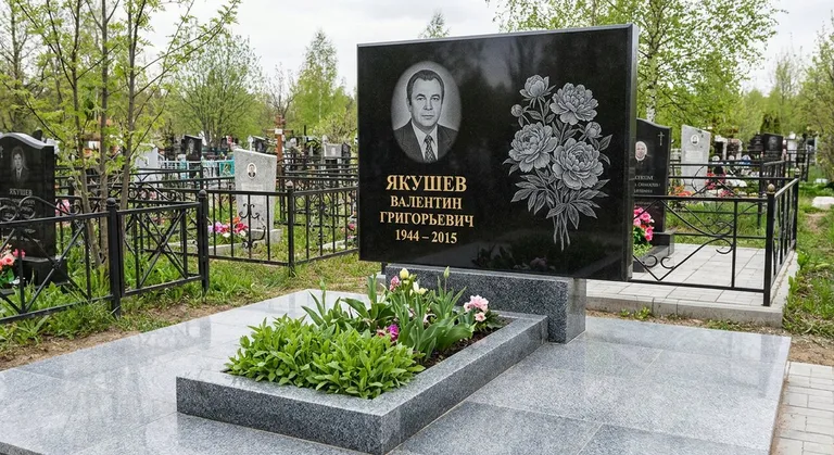 Памятник с гравировкой пионов — выполненная работа «Якушев» в Краснодаре