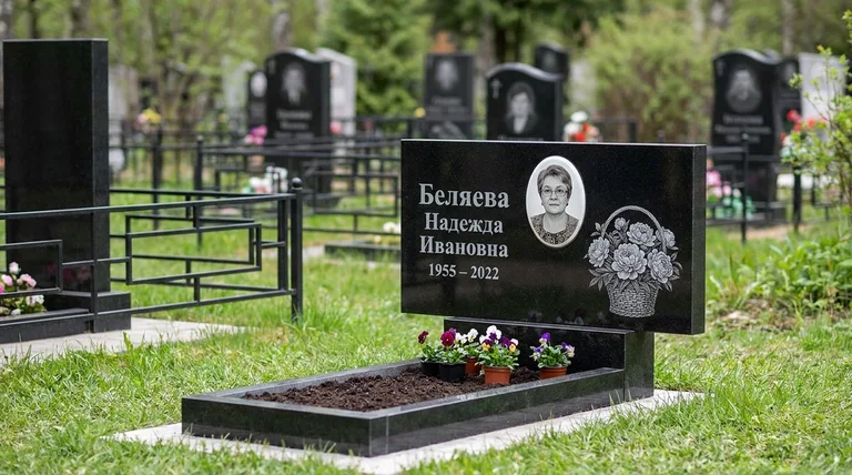 Памятник с гравировкой пионов — выполненная работа «Беляева» в Краснодаре