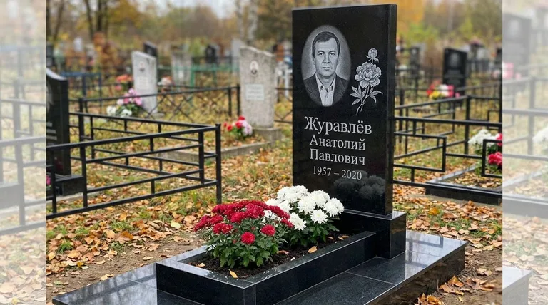 Памятник с гравировкой пионов — выполненная работа «Журавлёв» в Краснодаре