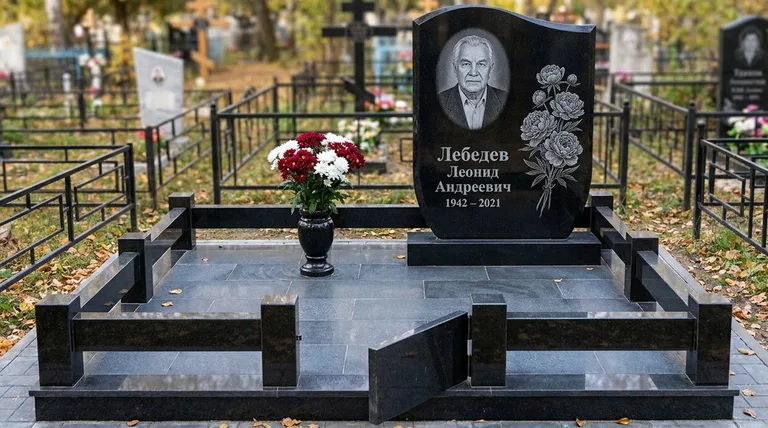 Памятник с гравировкой пионов — выполненная работа «Лебедев» в Краснодаре
