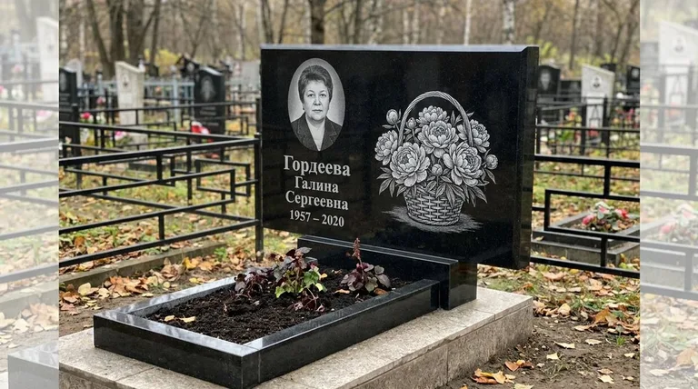 Памятник с гравировкой пионов — выполненная работа «Гордеева» в Краснодаре