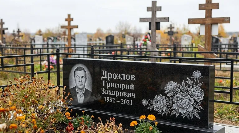 Памятник с гравировкой пионов — выполненная работа «Дроздов» в Краснодаре