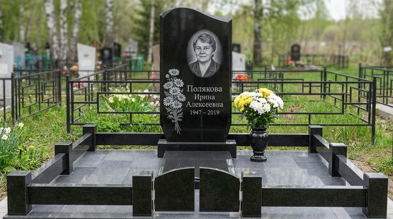 Памятник с гравировкой ромашек — выполненная работа «Полякова» в Краснодаре