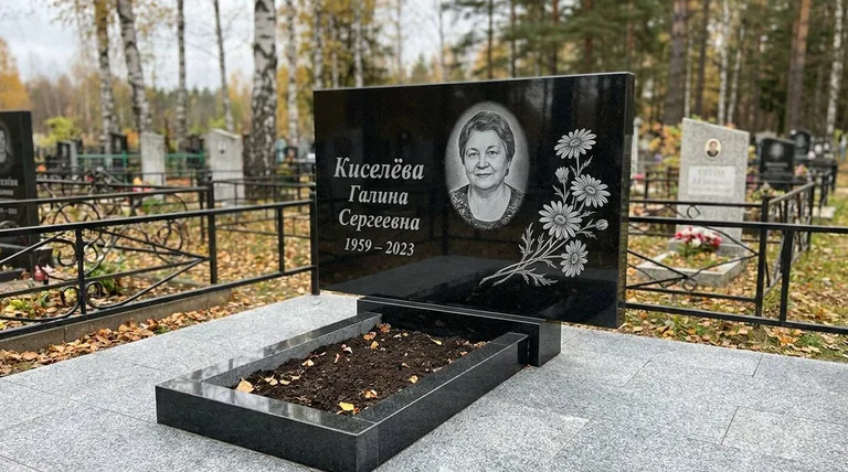Памятник с гравировкой ромашек — выполненная работа «Киселёва» в Краснодаре