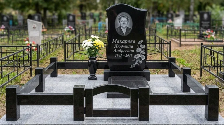 Памятник с гравировкой ромашек — выполненная работа «Макарова» в Краснодаре