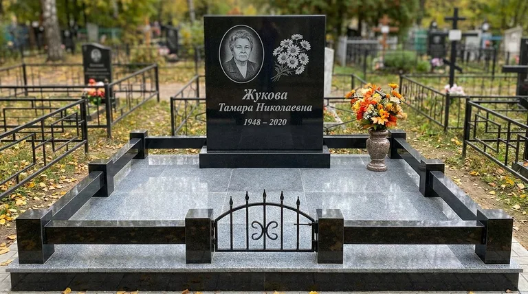 Памятник с гравировкой ромашек — выполненная работа «Жукова» в Краснодаре