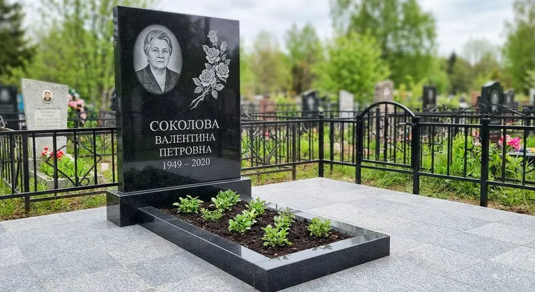 Памятник с гравировкой роз — выполненная работа «Соколова» в Краснодаре
