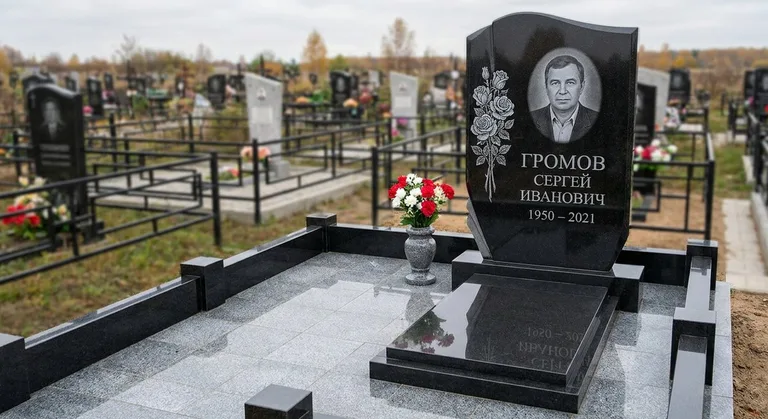 Памятник с гравировкой роз — выполненная работа «Громов» в Краснодаре