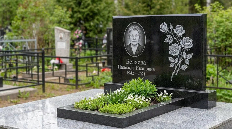 Памятник с гравировкой роз — выполненная работа «Беляева» в Краснодаре