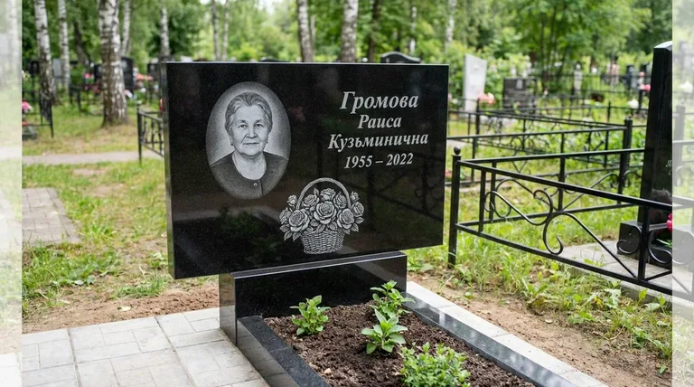 Памятник с гравировкой роз — выполненная работа «Громова» в Краснодаре