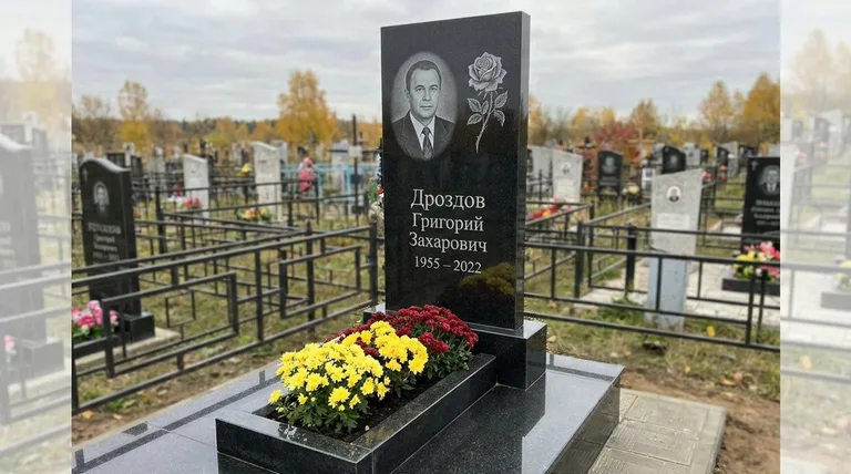 Памятник с гравировкой роз — выполненная работа «Дроздов» в Краснодаре