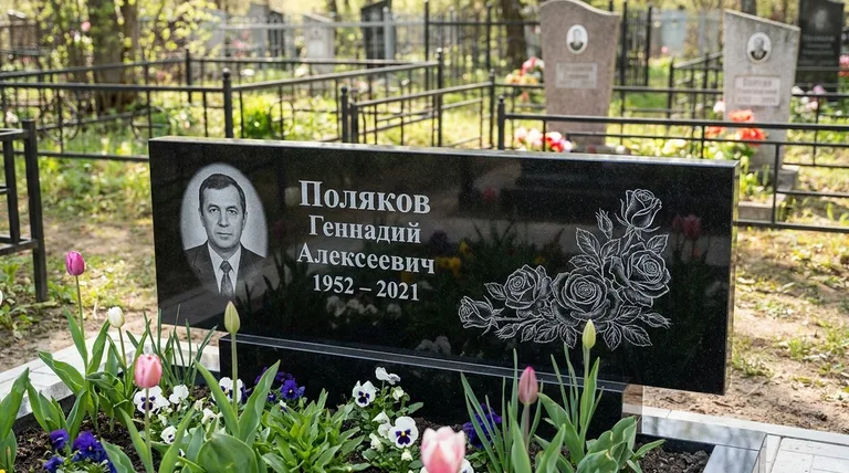Памятник с гравировкой роз — выполненная работа «Поляков» в Краснодаре